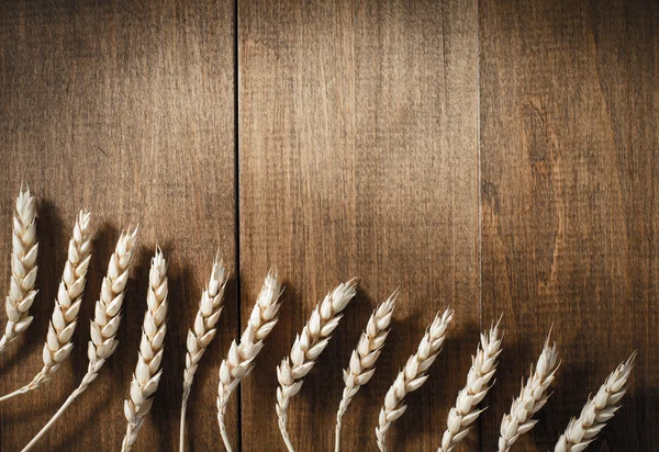 Espigas de trigo em madeira — Fotografia de Stock
