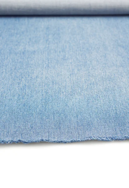 Голубые джинсы на белом — стоковое фото
