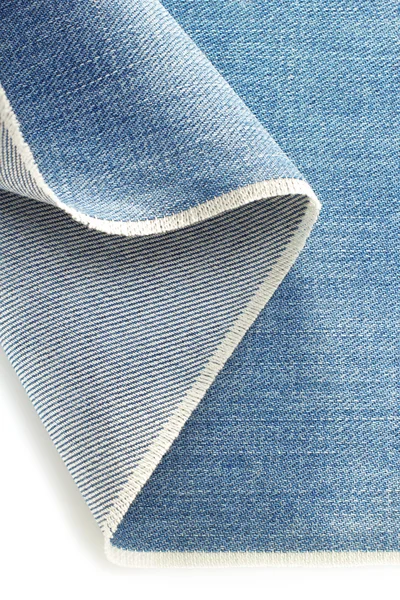 Blå jeans denim isolerad på vit — Stockfoto