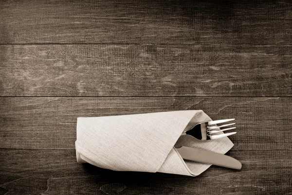 Pisau dan garpu di serbet pada kayu — Stok Foto