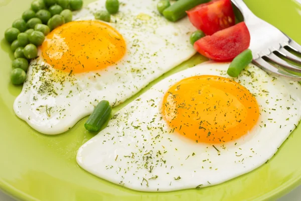 Fried egg in plate — Stock Photo, Image