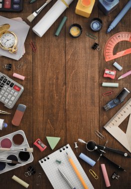 okul malzemeleri ve ahşap üzerine dizüstü