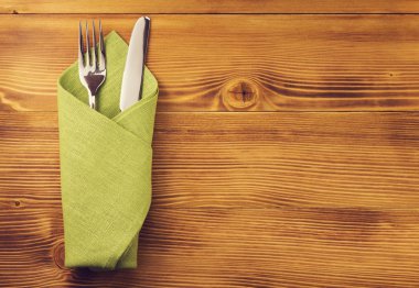 bıçak ve çatal, ahşap üzerine peçete