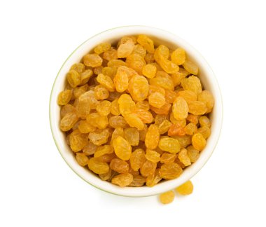 Kuru üzümler beyaz kasede. 