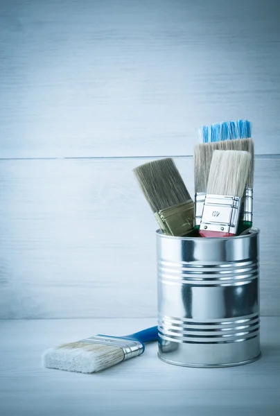 Emmertje en penseel op hout — Stockfoto