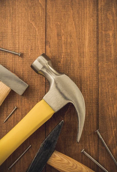 Verktyg för hammare och spik i trä — Stockfoto