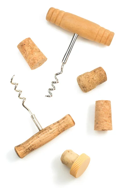 Sacacorchos y corcho de vino sobre blanco — Foto de Stock
