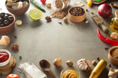 otlar ve baharatlar masada 