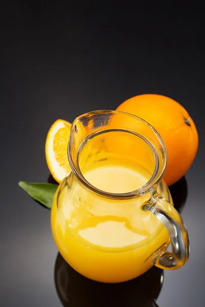 Jugo de naranja y fruta en negro —  Fotos de Stock