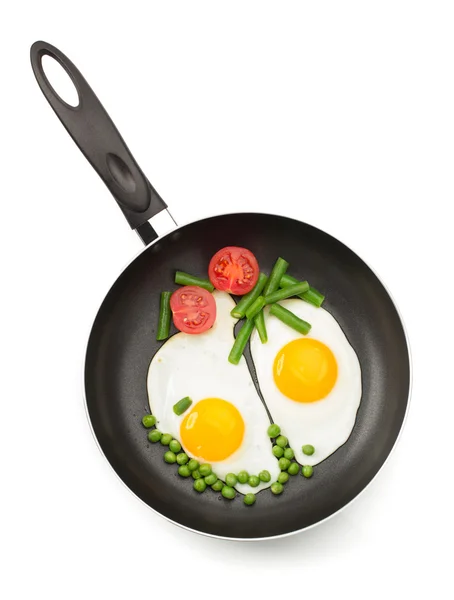 Жареное яйцо в сковороде — стоковое фото
