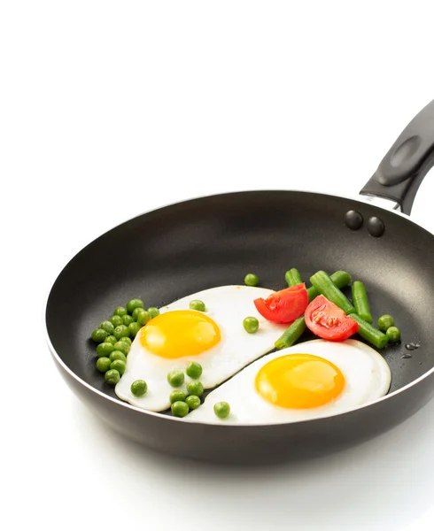 Жареное яйцо в сковороде — стоковое фото