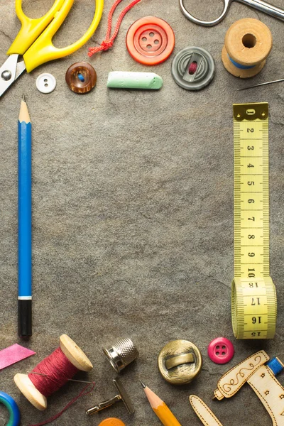 缝纫工具和配件在桌子上 — 图库照片