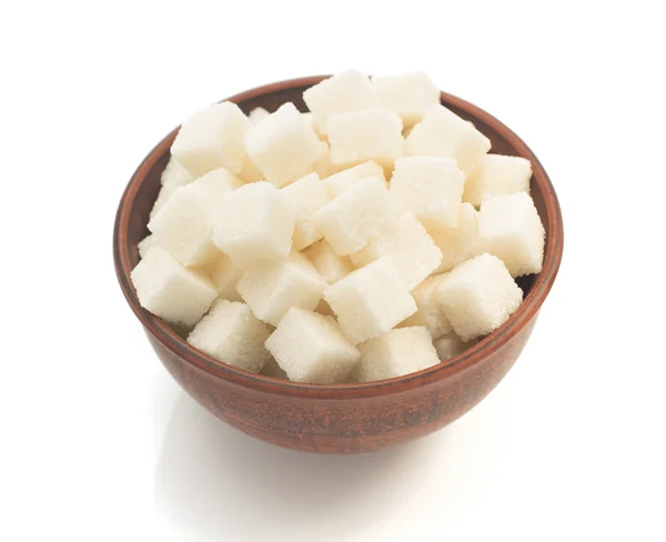 Zuckerwürfel in Schüssel isoliert auf weiß — Stockfoto