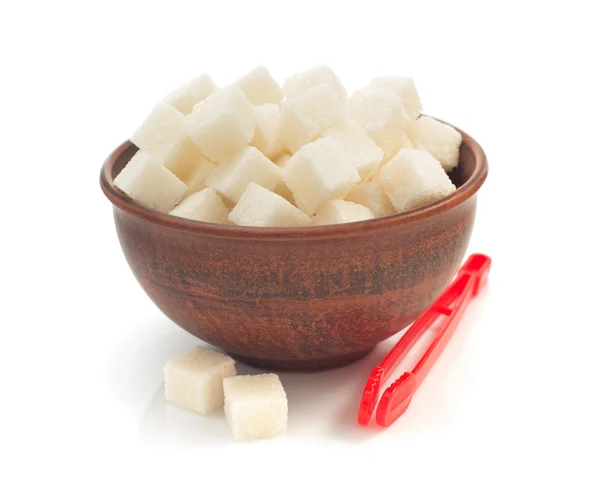 Sockerbitar i skål isolerad på vit — Stockfoto