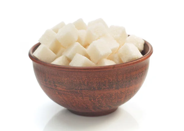 Zuckerwürfel in Schüssel isoliert auf weiß — Stockfoto