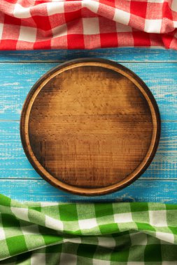 Pizza kesme tahtası ahşap üzerine