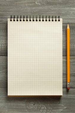 ahşap masa üstünde kontrol defter