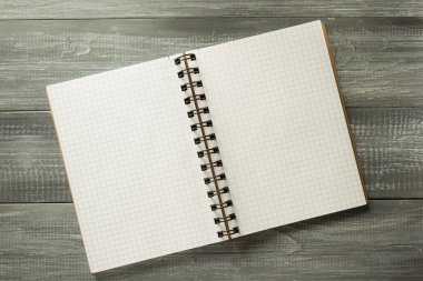 ahşap masa üstünde kontrol defter