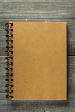 ahşap masa üstünde kontrol defter