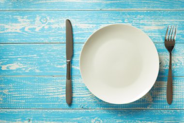 plaka, bıçak ve çatal rustik arka plan üzerinde