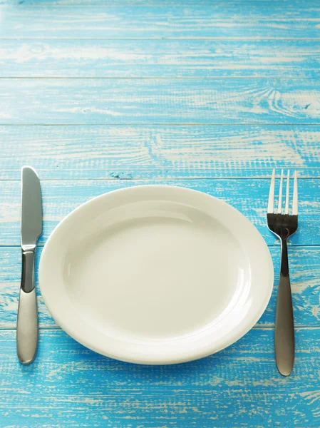 접시, 나이프와 포크에 소박한 배경 — 스톡 사진