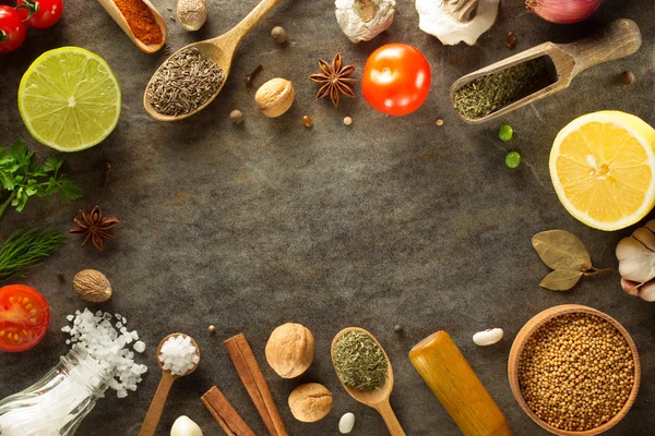 Kräuter und Gewürze am Tisch — Stockfoto