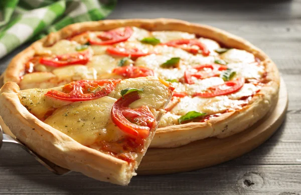 Pizza italiana en madera —  Fotos de Stock