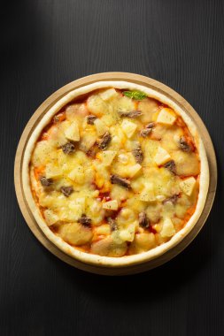 Tablo yüzeyinde İtalyan pizza