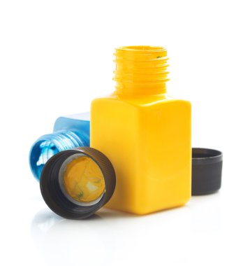 boya ve beyaz şişe 