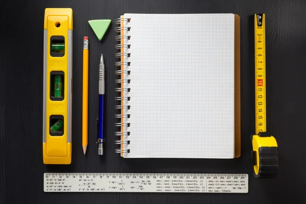 Cuaderno y lápiz sobre madera — Foto de Stock