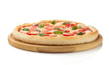 margarita pizza üzerinde beyaz izole 