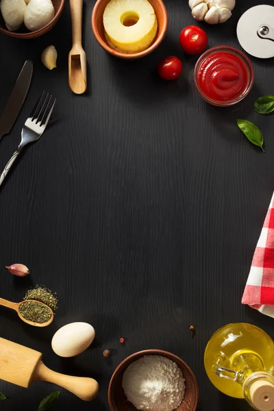 Comida especias y hierbas en la mesa en la mesa — Foto de Stock