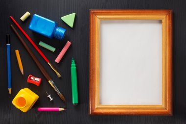 boya malzemeleri ve siyah ahşap çerçeve