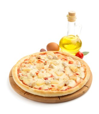 Pizza beyazda izole. 