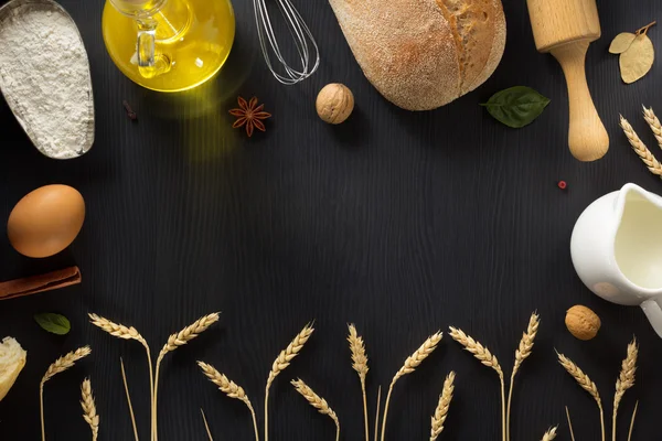 Brood en oren van tarwe op hout — Stockfoto