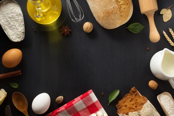 Pan e ingredientes de panadería en madera — Foto de Stock