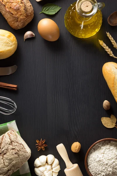 Pan e ingredientes de panadería en madera —  Fotos de Stock