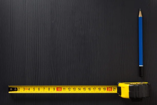 Ruban à mesurer et crayon sur bois — Photo
