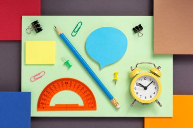 soyut renkli kağıt arka planda okul aksesuarları ve ofis malzemeleri