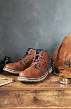 seyahat eski ayakkabı ahşap masa üzerinde beton duvar arkaplan dokusu yüzeyi yanında