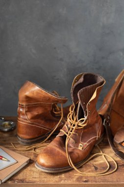 seyahat eski ayakkabı ahşap masa üzerinde beton duvar arkaplan dokusu yüzeyi yanında