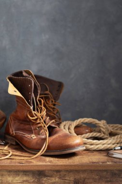 seyahat eski ayakkabı ahşap masa üzerinde beton duvar arkaplan dokusu yüzeyi yanında