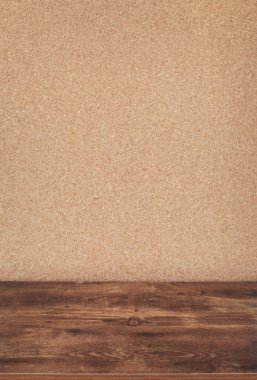 mantar tahta duvar arkaplan dokusu yüzeyi ve ahşap masa veya raf