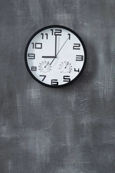 Zegar Ścienny Powierzchni Tła Ściany Abstrakcyjny Beton Szary Tekstury — Zdjęcie stockowe