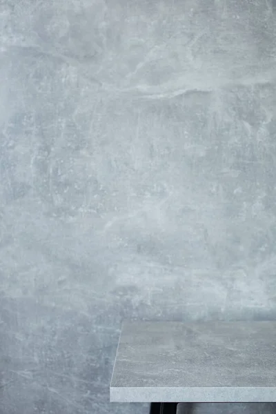 Holztisch Und Graue Wand Hintergrund Textur Oberfläche — Stockfoto