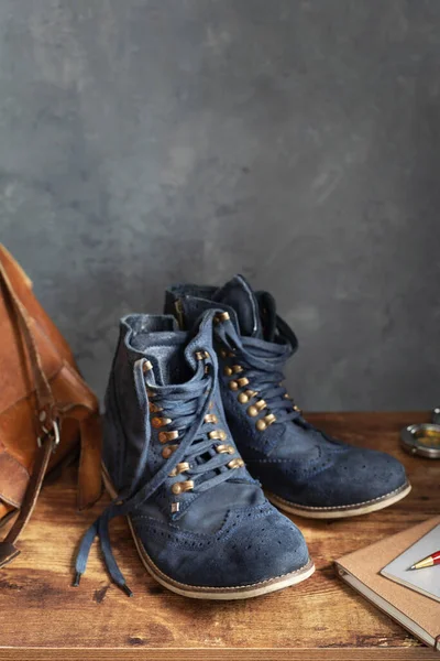 Reisen Vintage Alte Stiefel Schuhe Hölzernen Schreibtisch Der Nähe Beton — Stockfoto