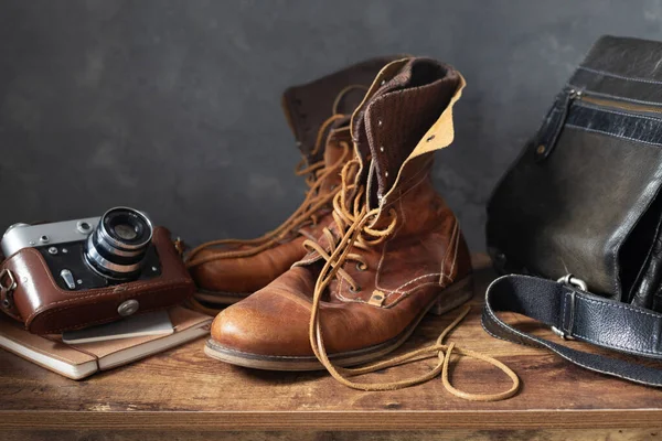 Viaggio Vintage Vecchi Stivali Scarpe Tavolo Scrivania Legno Vicino Parete — Foto Stock