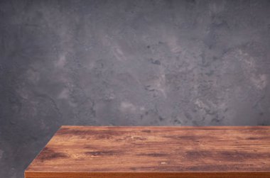 Tahta masa ve duvar arkaplanı, ön alçak açı görünümü