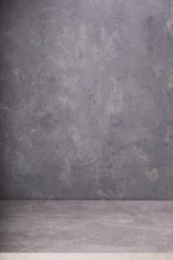 gri masa masası veya gri beton duvar arkaplan dokusu yüzeyi yakınındaki raf