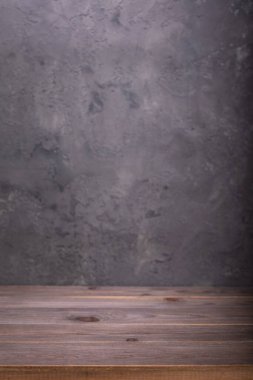 Ahşap masa ya da gri beton duvar arkaplan dokusu yüzeyinin yanındaki raf